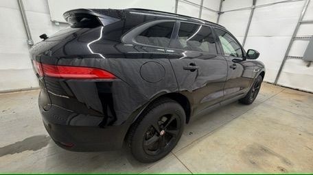 2017 Black Jaguar F-PACE 20d Premium (SADCJ2BN0HA) with an 2L I-4 diesel direct injection engine, located at 1806 Veterans Memorial Hwy SW, Austell, GA, 30168, (770) 944-9558, 33.817959, -84.606987- Photo#6