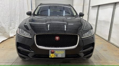 2017 Black Jaguar F-PACE 20d Premium (SADCJ2BN0HA) with an 2L I-4 diesel direct injection engine, located at 1806 Veterans Memorial Hwy SW, Austell, GA, 30168, (770) 944-9558, 33.817959, -84.606987- Photo#9