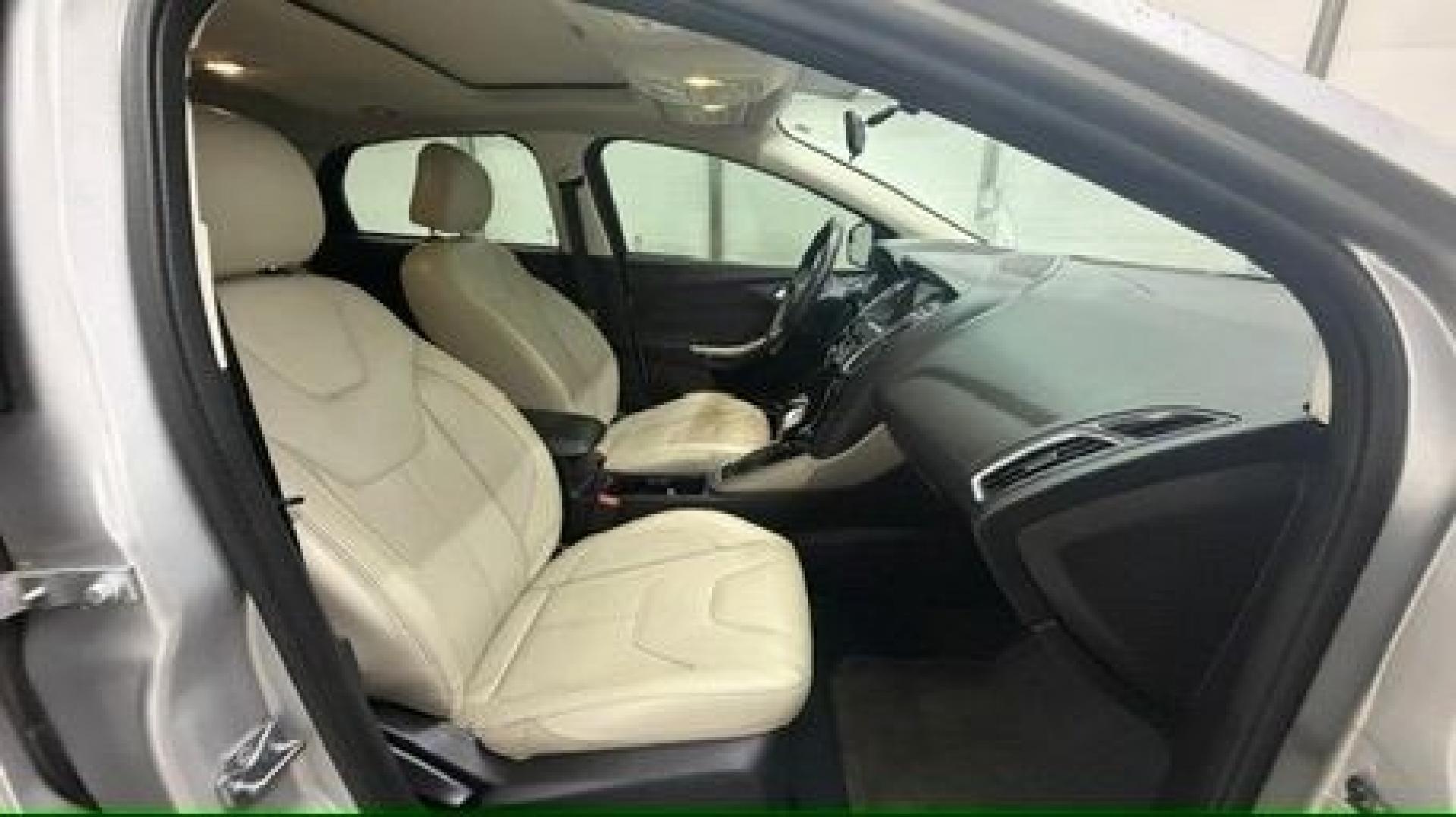 2018 Silver Ford Focus Titanium (1FADP3N20JL) with an 2L I-4 gasoline direct injection engine, located at 1806 Veterans Memorial Hwy SW, Austell, GA, 30168, (770) 944-9558, 33.817959, -84.606987- Photo#17