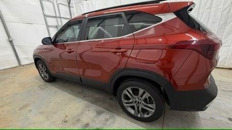 2023 Red Kia Seltos S (KNDEU2AA5P7) with an 2L I-4 DOHC engine, located at 1806 Veterans Memorial Hwy SW, Austell, GA, 30168, (770) 944-9558, 33.817959, -84.606987- Photo#2