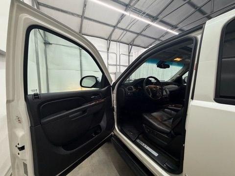 2011 White Chevrolet Tahoe LTZ (1GNSCCE05BR) with an Vortec 5.3L V-8 variable valve control engine, located at 1806 Veterans Memorial Hwy SW, Austell, GA, 30168, (770) 944-9558, 33.817959, -84.606987- Photo#6