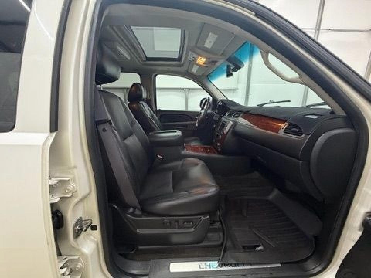 2011 White Chevrolet Tahoe LTZ (1GNSCCE05BR) with an Vortec 5.3L V-8 variable valve control engine, located at 1806 Veterans Memorial Hwy SW, Austell, GA, 30168, (770) 944-9558, 33.817959, -84.606987- Photo#15