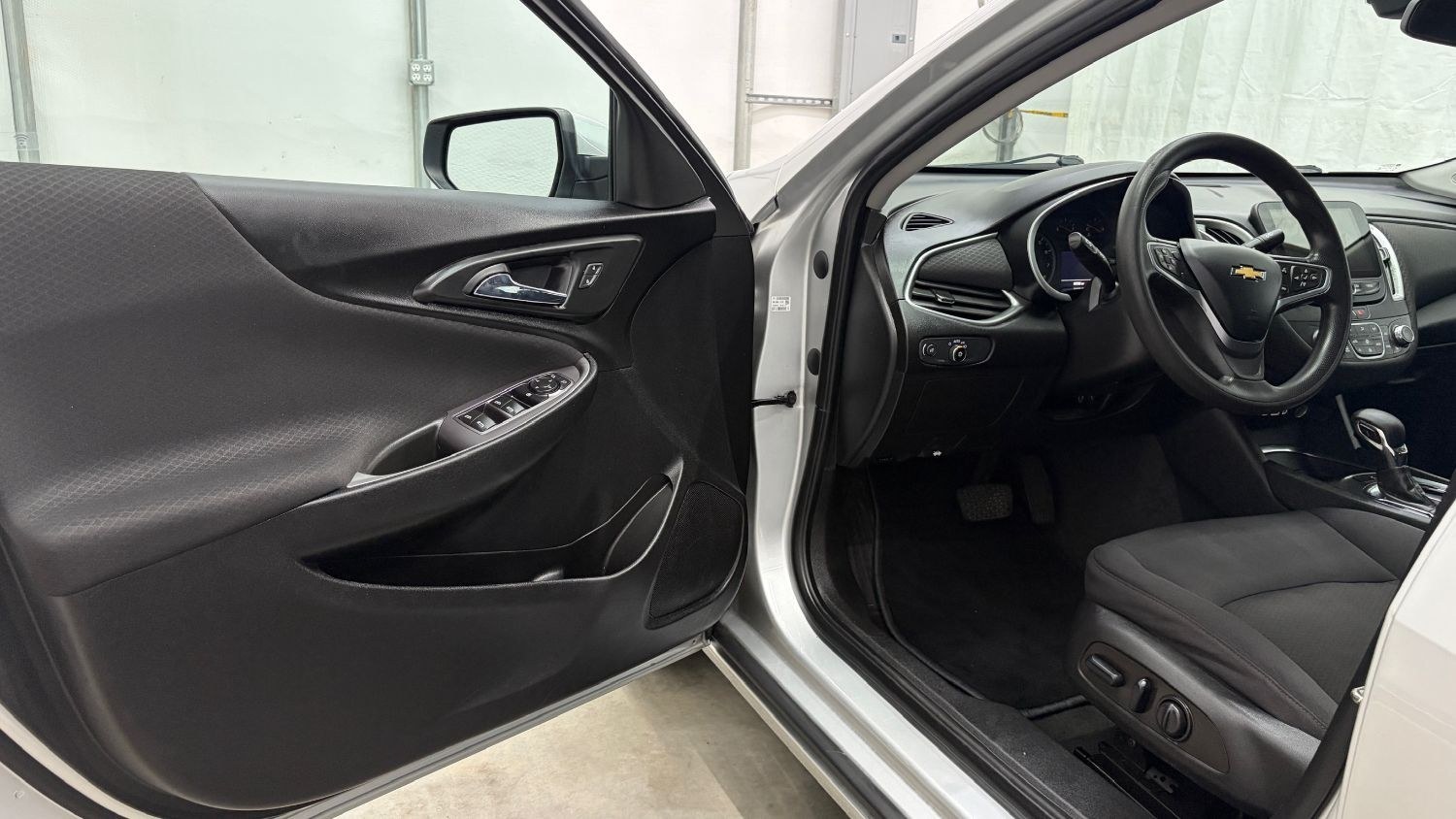 2022 Silver Chevrolet Malibu FWD LT (1G1ZD5ST2NF) with an ECOTEC 1.5L I-4 gasoline direct injection engine, located at 1806 Veterans Memorial Hwy SW, Austell, GA, 30168, (770) 944-9558, 33.817959, -84.606987- Photo#10