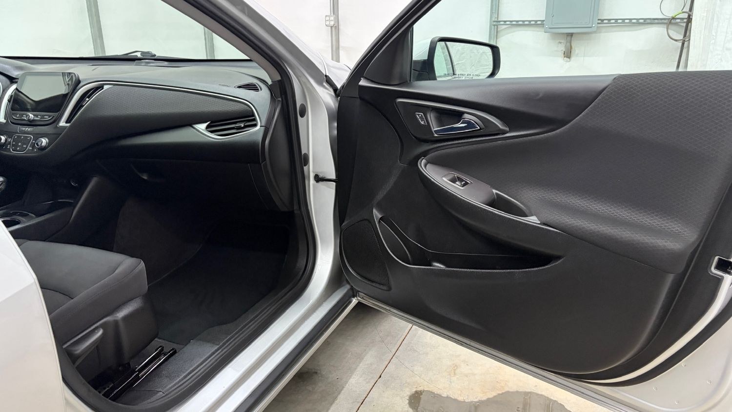 2022 Silver Chevrolet Malibu FWD LT (1G1ZD5ST2NF) with an ECOTEC 1.5L I-4 gasoline direct injection engine, located at 1806 Veterans Memorial Hwy SW, Austell, GA, 30168, (770) 944-9558, 33.817959, -84.606987- Photo#18