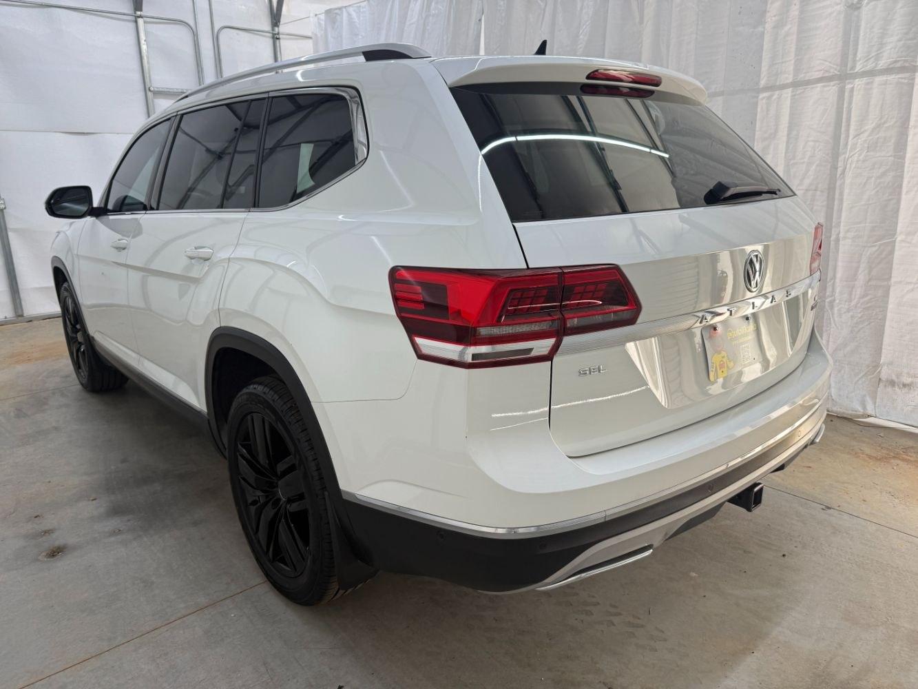 2018 White Volkswagen Atlas 3.6L V6 SEL Premium (1V2NR2CA6JC) with an 3.6L V-6 gasoline direct injection engine, located at 1806 Veterans Memorial Hwy SW, Austell, GA, 30168, (770) 944-9558, 33.817959, -84.606987- Photo#3
