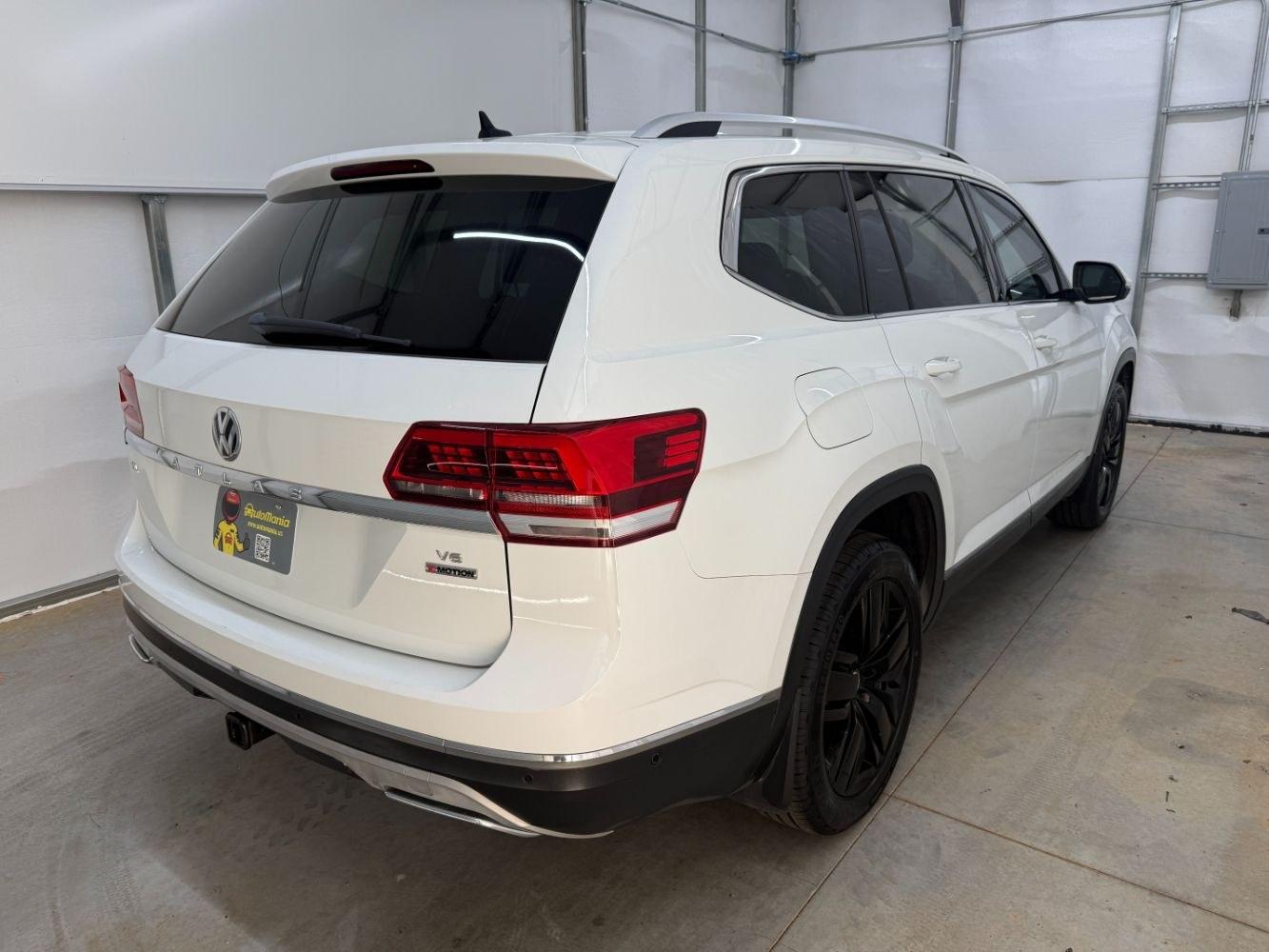 2018 White Volkswagen Atlas 3.6L V6 SEL Premium (1V2NR2CA6JC) with an 3.6L V-6 gasoline direct injection engine, located at 1806 Veterans Memorial Hwy SW, Austell, GA, 30168, (770) 944-9558, 33.817959, -84.606987- Photo#5