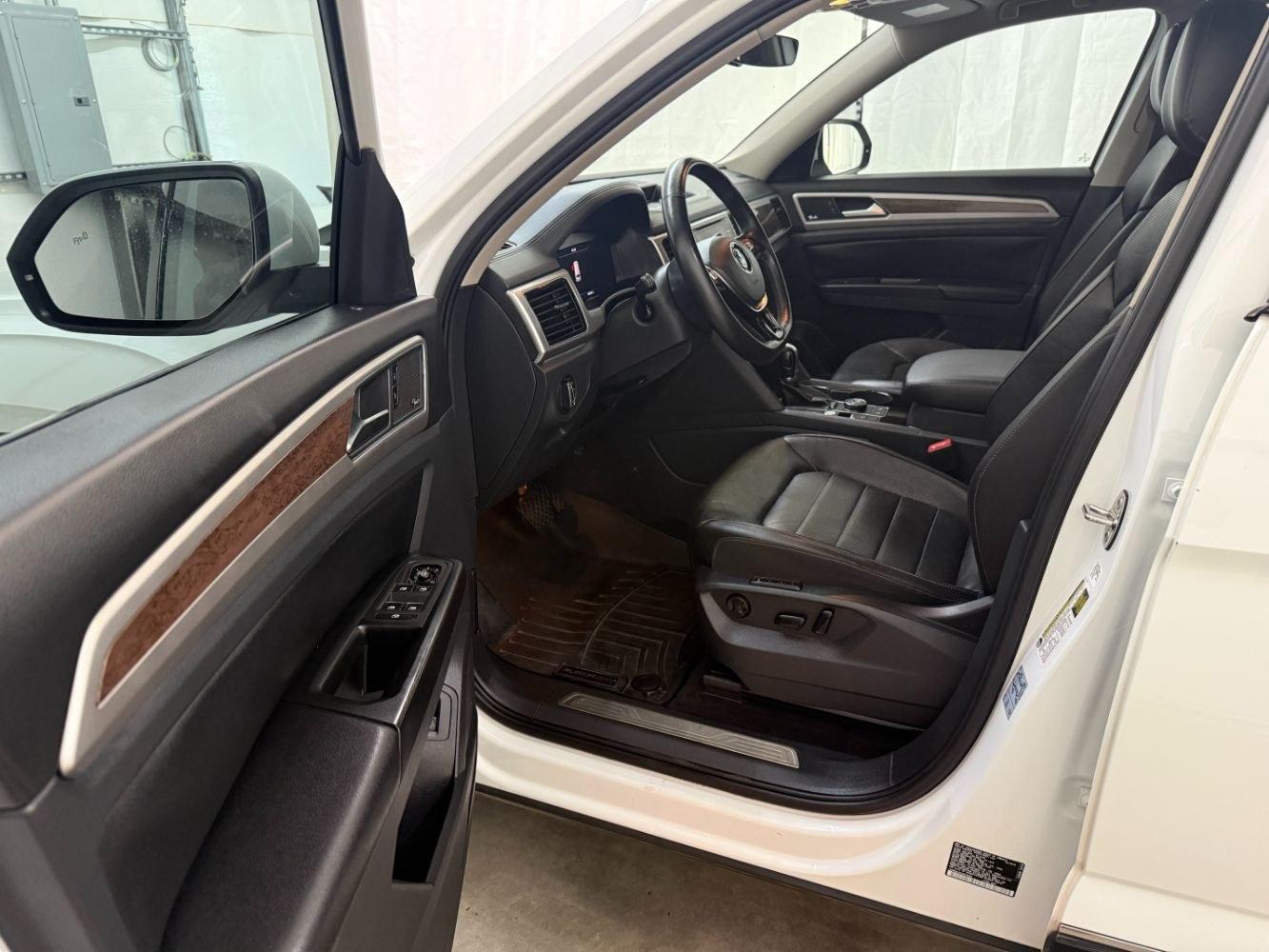 2018 White Volkswagen Atlas 3.6L V6 SEL Premium (1V2NR2CA6JC) with an 3.6L V-6 gasoline direct injection engine, located at 1806 Veterans Memorial Hwy SW, Austell, GA, 30168, (770) 944-9558, 33.817959, -84.606987- Photo#10