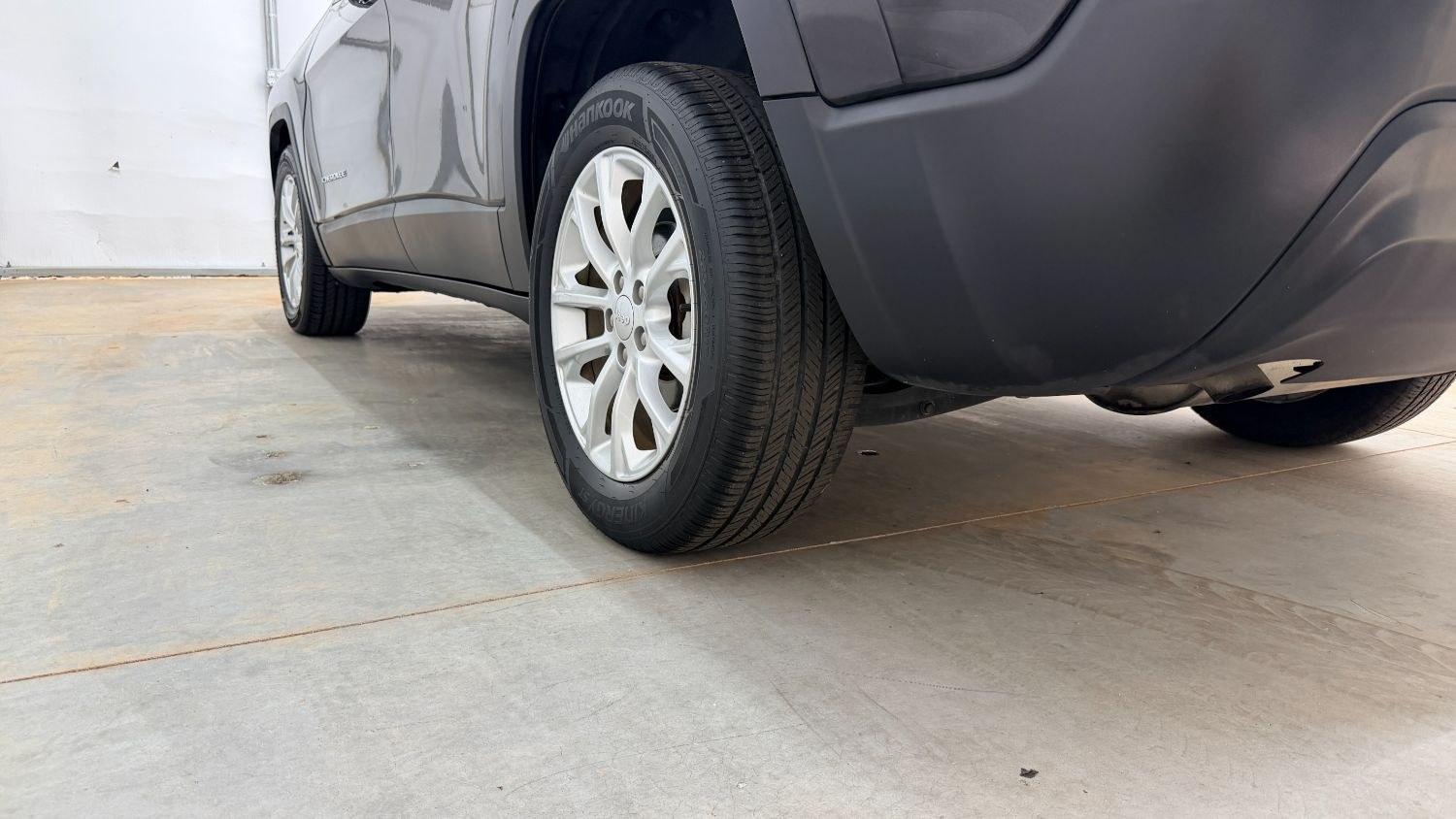 2020 Black Jeep Cherokee Latitude FWD (1C4PJLCB6LD) , located at 1806 Veterans Memorial Hwy SW, Austell, GA, 30168, (770) 944-9558, 33.817959, -84.606987 - This Jeep is in good condition and comes from a non-smoker vehicle. The exterior is in perfect condition, and the interior looks good and smells great. Overall, a great car for the price.- Photo#21