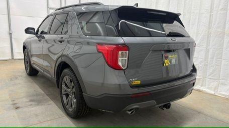 2021 Gray Ford Explorer XLT (1FMSK8DHXMG) with an EcoBoost 2.3L I-4 direct injection engine, located at 1806 Veterans Memorial Hwy SW, Austell, GA, 30168, (770) 944-9558, 33.817959, -84.606987 - This Explorer has an interior that looks good and comes from a non-smoker vehicle. The exterior paint looks excellent, with only minor scratches, and the tires are in great shape. With lots of comfortable seating, it's a spacious, family-friendly SUV that's ready for daily driving.- Photo#3