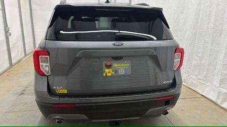 2021 Gray Ford Explorer XLT (1FMSK8DHXMG) with an EcoBoost 2.3L I-4 direct injection engine, located at 1806 Veterans Memorial Hwy SW, Austell, GA, 30168, (770) 944-9558, 33.817959, -84.606987 - This Explorer has an interior that looks good and comes from a non-smoker vehicle. The exterior paint looks excellent, with only minor scratches, and the tires are in great shape. With lots of comfortable seating, it's a spacious, family-friendly SUV that's ready for daily driving.- Photo#4