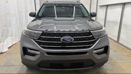 2021 Gray Ford Explorer XLT (1FMSK8DHXMG) with an EcoBoost 2.3L I-4 direct injection engine, located at 1806 Veterans Memorial Hwy SW, Austell, GA, 30168, (770) 944-9558, 33.817959, -84.606987 - This Explorer has an interior that looks good and comes from a non-smoker vehicle. The exterior paint looks excellent, with only minor scratches, and the tires are in great shape. With lots of comfortable seating, it's a spacious, family-friendly SUV that's ready for daily driving.- Photo#9