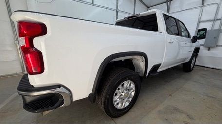 2023 White Chevrolet Silverado 2500HD 4WD Crew Cab Standard Bed LT (2GC1YNEY0P1) with an Duramax 6.6L V-8 direct injection engine, located at 1806 Veterans Memorial Hwy SW, Austell, GA, 30168, (770) 944-9558, 33.817959, -84.606987 - This 2023 Chevrolet Silverado 2500HD Diesel has passed a 100+ point inspection performed in our own service center. It's in super nice shape, especially for a work truck. The paint is very nice, and the interior is super clean for a truck. A strong, capable diesel ready for the job. Come see it in p- Photo#7