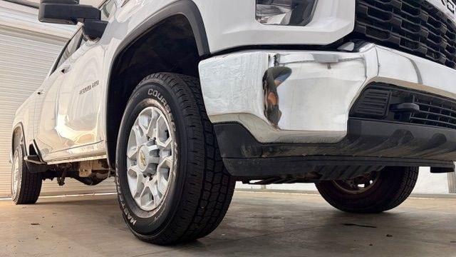 2023 White Chevrolet Silverado 2500HD 4WD Crew Cab Standard Bed LT (2GC1YNEY0P1) with an Duramax 6.6L V-8 direct injection engine, located at 1806 Veterans Memorial Hwy SW, Austell, GA, 30168, (770) 944-9558, 33.817959, -84.606987 - This 2023 Chevrolet Silverado 2500HD Diesel has passed a 100+ point inspection performed in our own service center. It's in super nice shape, especially for a work truck. The paint is very nice, and the interior is super clean for a truck. A strong, capable diesel ready for the job. Come see it in p- Photo#20
