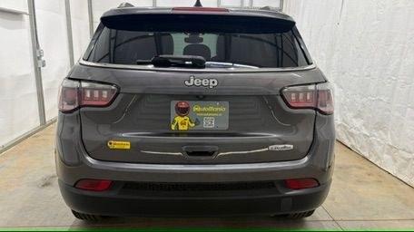 2018 Gray Jeep Compass Latitude FWD (3C4NJCBB8JT) with an 2.4L I-4 variable valve control engine, located at 1806 Veterans Memorial Hwy SW, Austell, GA, 30168, (770) 944-9558, 33.817959, -84.606987- Photo#4