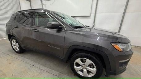 2018 Gray Jeep Compass Latitude FWD (3C4NJCBB8JT) with an 2.4L I-4 variable valve control engine, located at 1806 Veterans Memorial Hwy SW, Austell, GA, 30168, (770) 944-9558, 33.817959, -84.606987- Photo#7